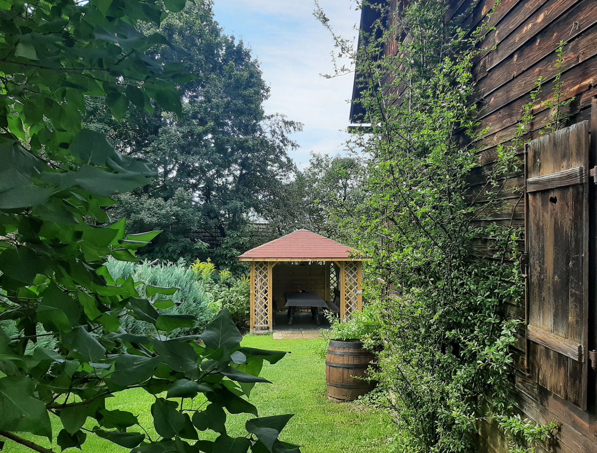  Das Pavillon mögen alle!!!Seit 2023 gibt es ein neues wunderschönes, total wetterfestes Pavillon aus Holz , zum gemütlichen Zusammensitzen!!
