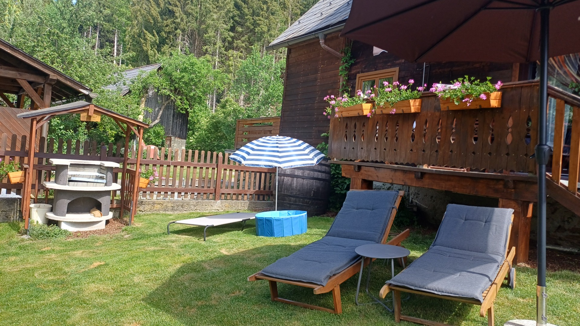 neue Liegen stehen zur Verfügung und der neue Zugang zum Garten!!